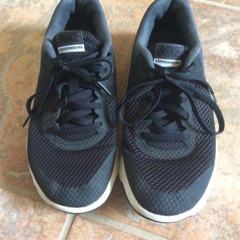 Black Nike Running Shoes Sneakers Flex Experience RN 5 Youth Size 5 5Y Athletic